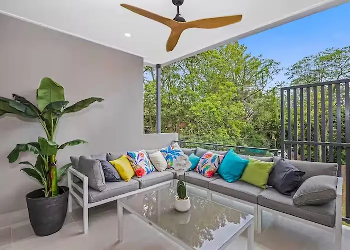 Park Avenue Luxe Chic Townhouse Sleeps 9, Carpark